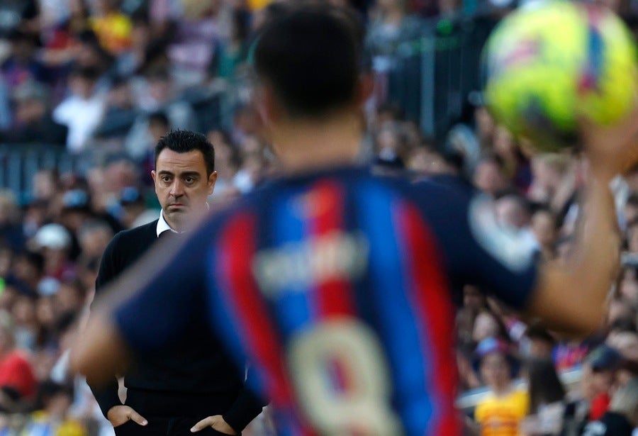 Xavi al borde de la cancha del Camp Nou