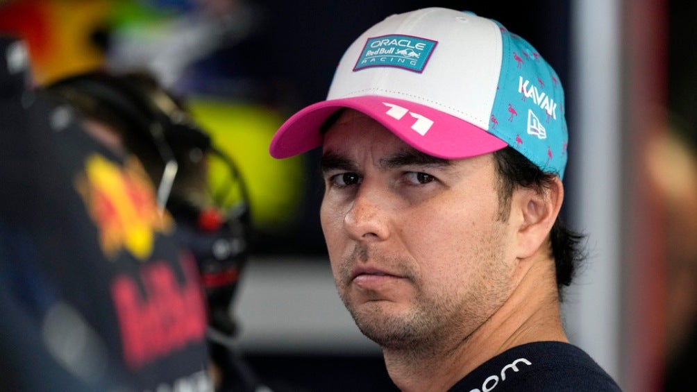 Checo Pérez mira hacia la cámara seriamente