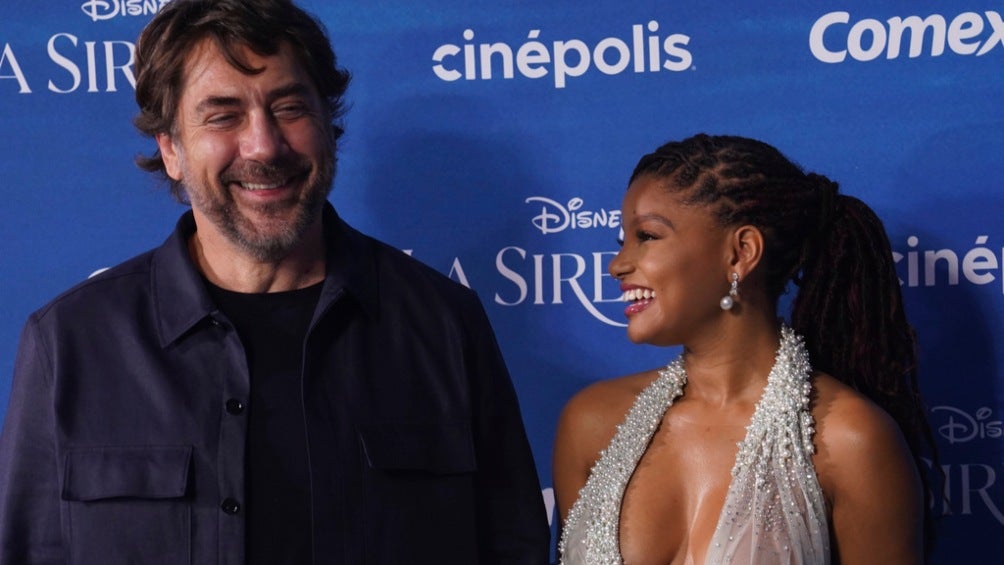 Bailey sonríe junto a Javier Bardem