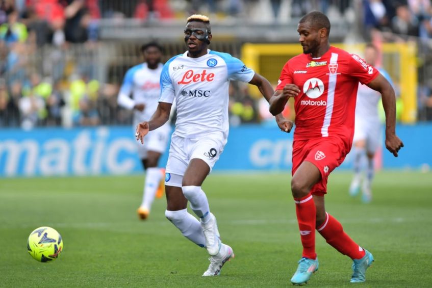 Victor Osimhen pelea por el balón durante el partido