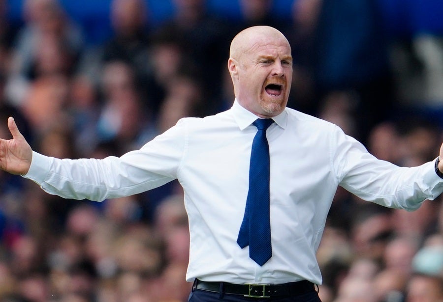 Sean Dyche, DT del Everton, reclamando una jugada a su favor