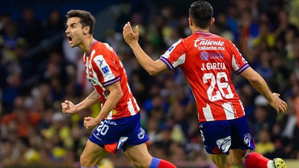 Léo Bonatini festejando su gol ante América en Liguilla