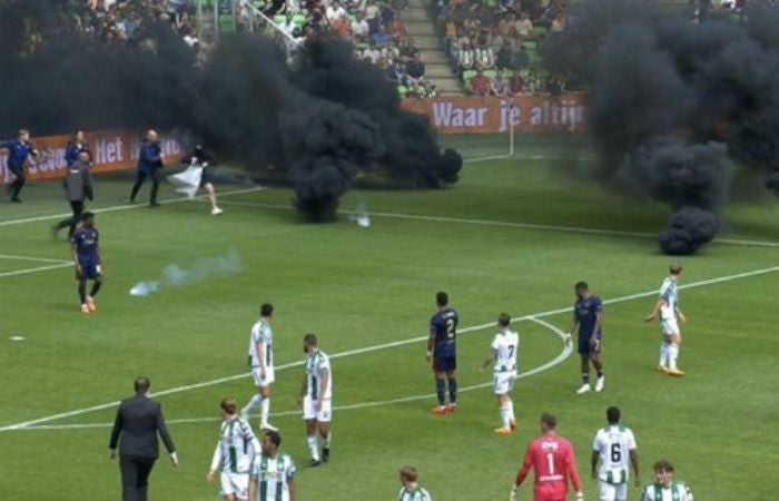 Momento de la invasión del campo de ultras del Groningen