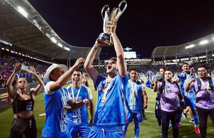 Santi Giménez celebrando el título de Campeón de Campeones