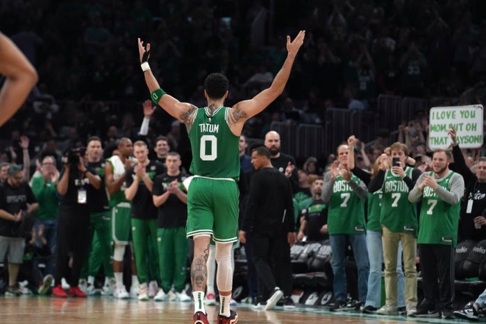 Jayson Tatum salió del encuentro ovacionado