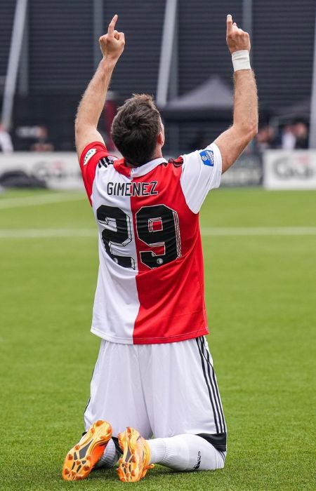 Santiago Giménez celebrando un gol con el Feyenoord