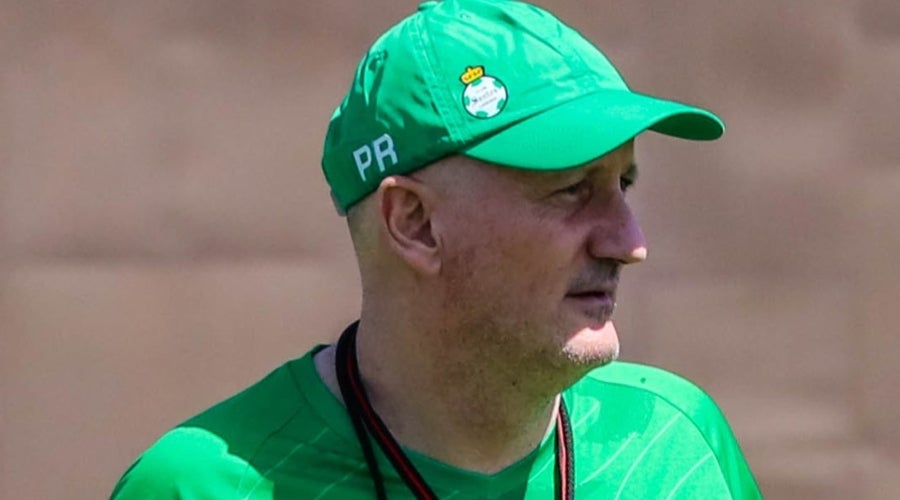 Pablo Repetto con la gorra de entrenamiento