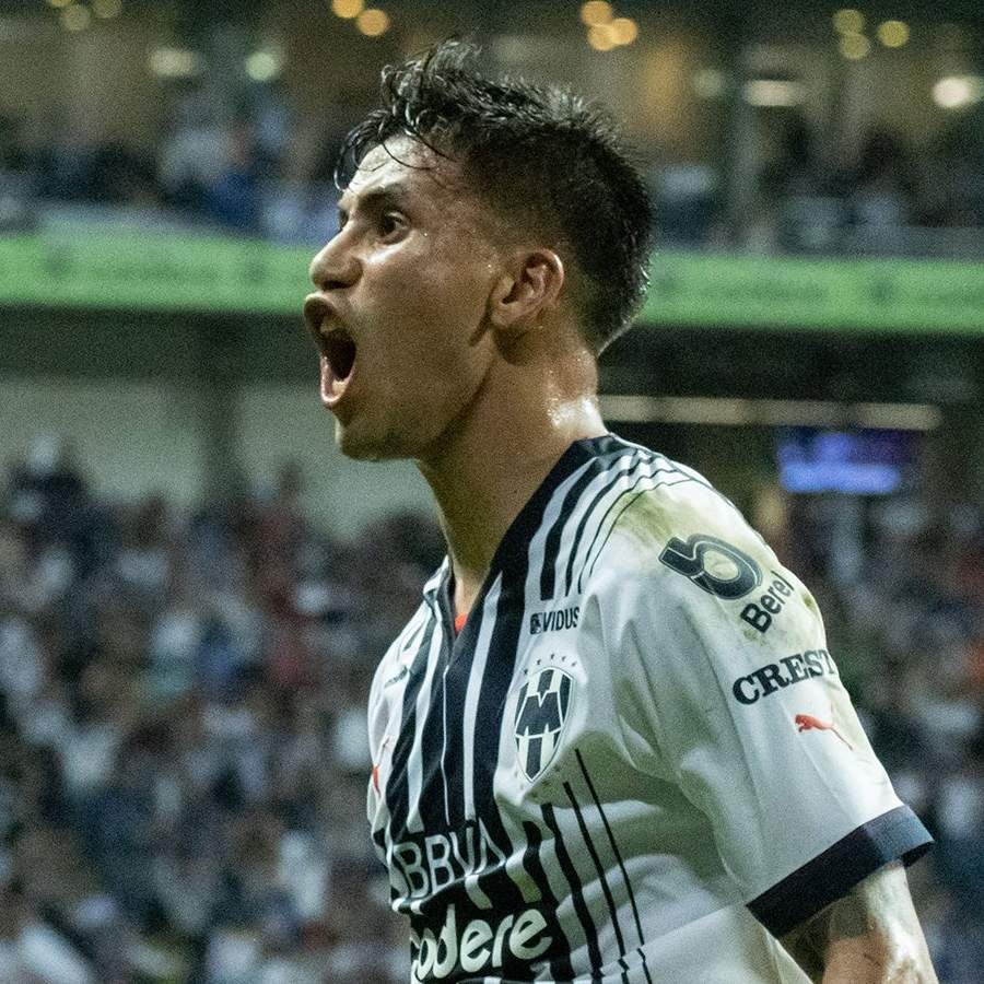 Maxi Meza en el festejo de su gol que finiquitó la serie