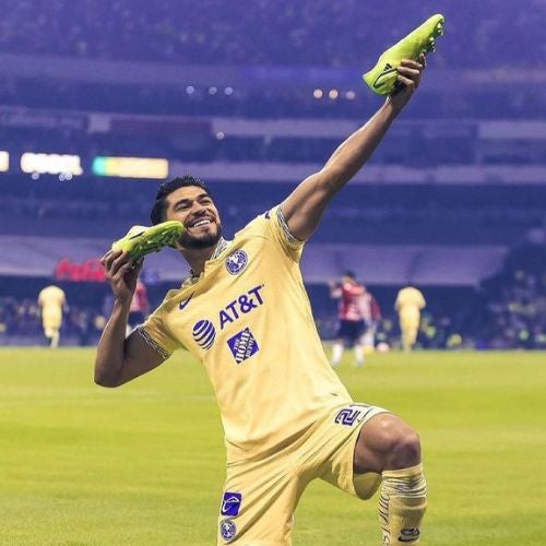 Henry Martín festejando como Cuauhtémoc Blanco