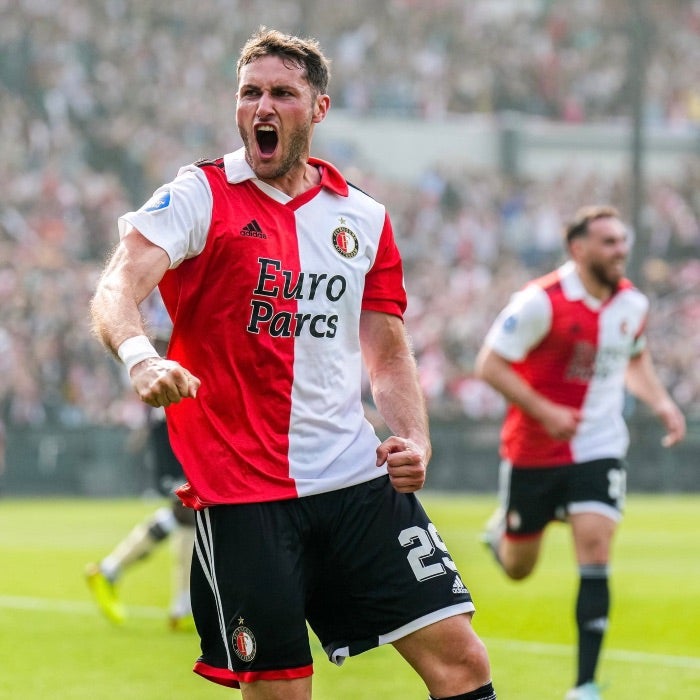 Santiago Giménez celebra su gol durante el partido