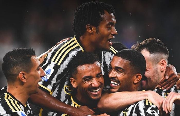 Jugadores de la Juventus celebrando un gol ante el Cremonese