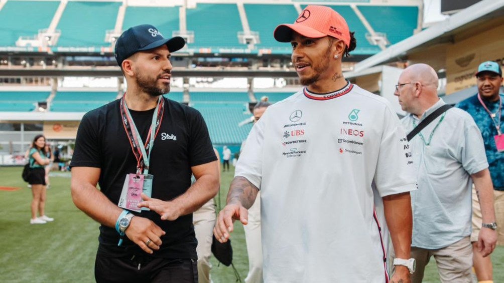 El Kun Agüero y Lewis Hamilton conversan