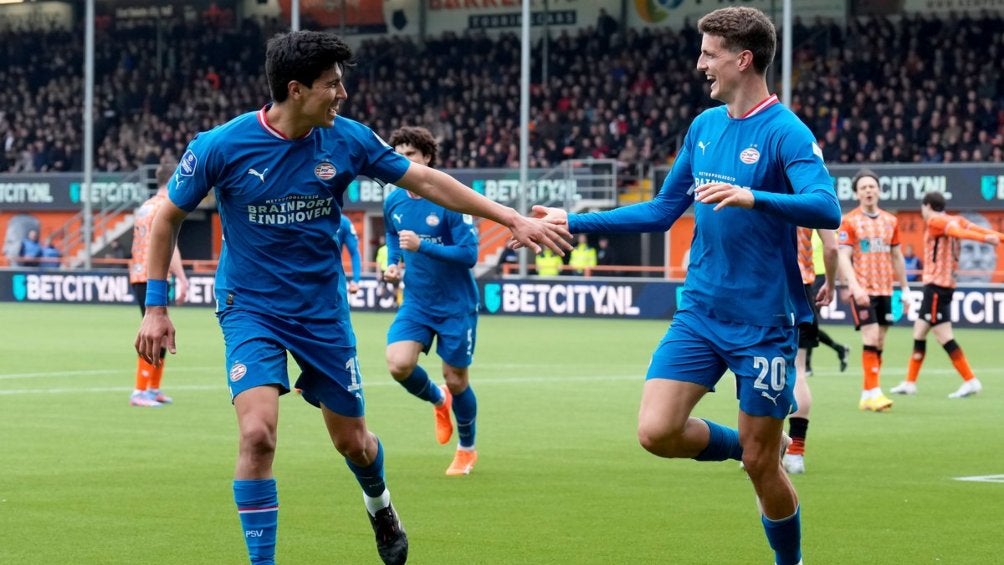 Érick Gutiérrez festeja un gol con sus compañeros