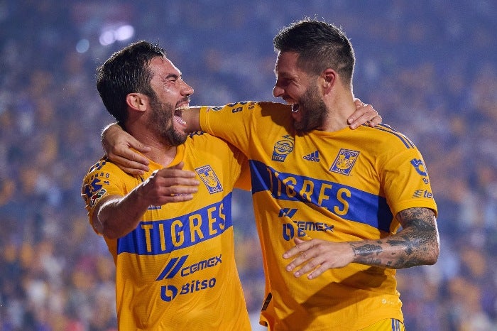 Vigón y Gignac celebran un gol