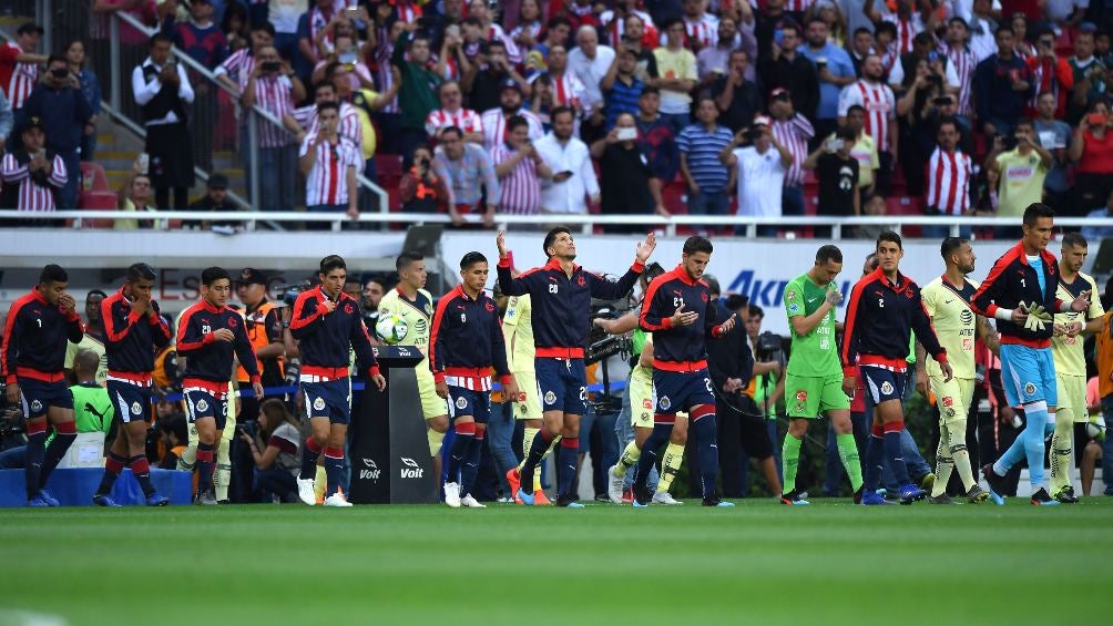 Chivas y América ingresan al campo para disputar el Clásico