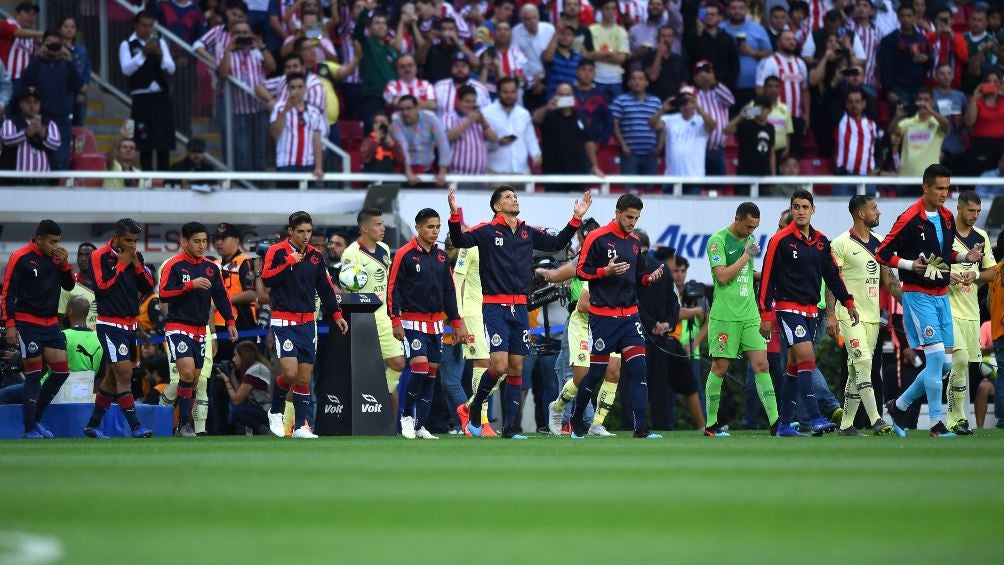 América y Chivas entran al terreno de juego