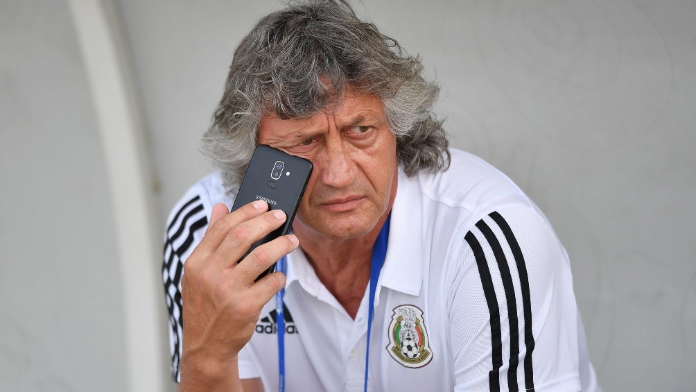 Norberto Scoponi observa un entrenamiento de la Selección