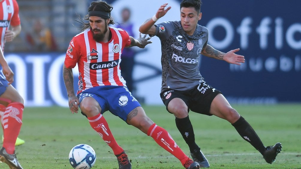 Junior Benítez intenta una jugada contra el Necaxa