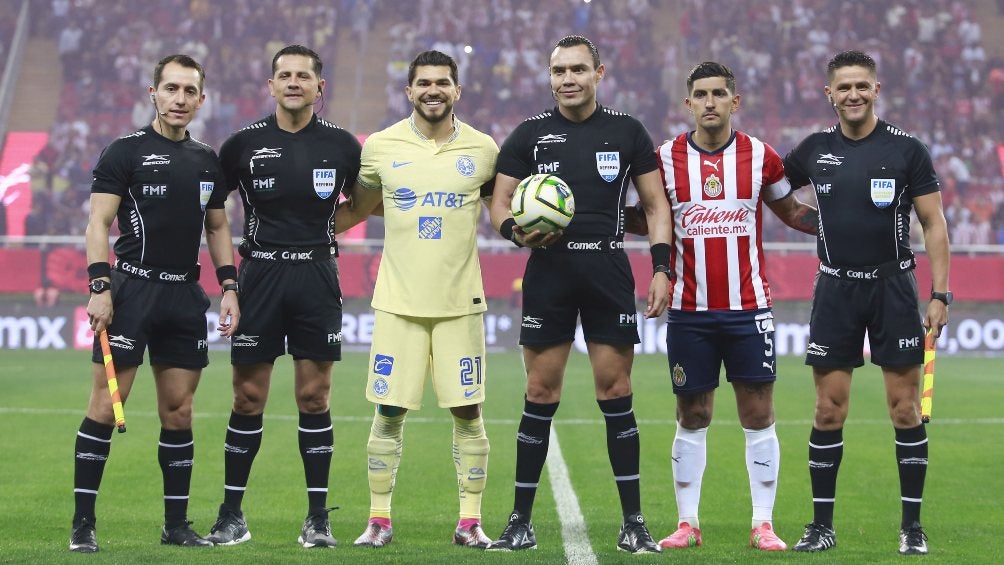Henry Martín y Víctor Guzmán posan junto a los árbitros