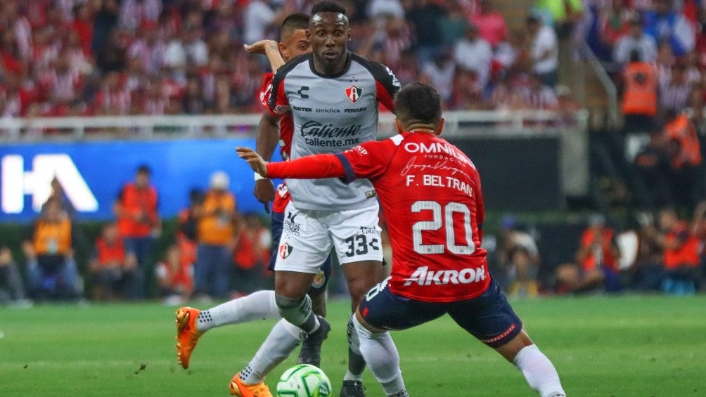 Julián Quiñones encarando a Fernando Beltrán