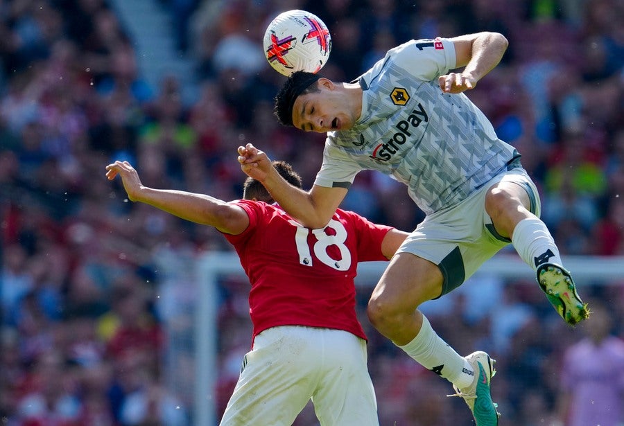 Raúl Jiménez en un duelo aéreo contra el Manchester United