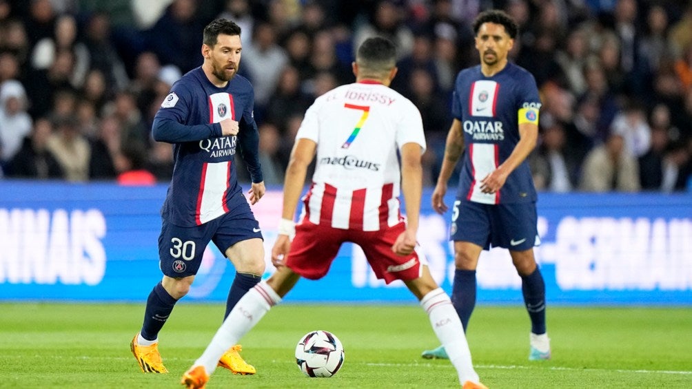 Messi jugando con el PSG frente al Ajaccio