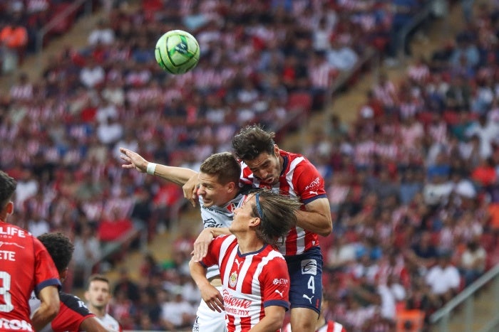 Briseño disputa la pelota