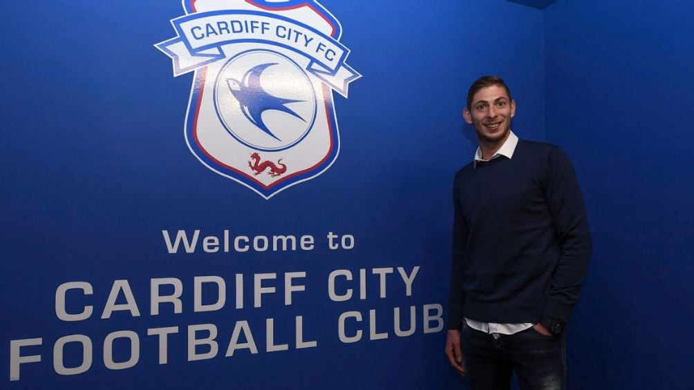 Sala en su presentación con el Cardiff City