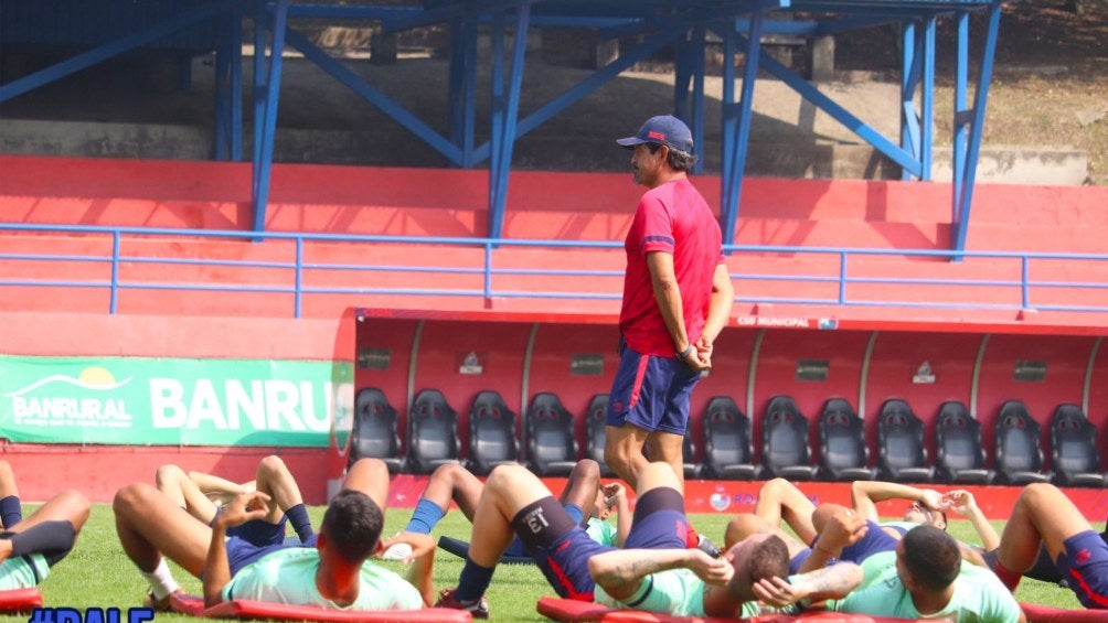 El técnico charla con sus jugadores en un entrenamiento