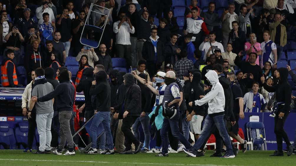 Los aficionados entraron al campo a detener el festejo culé