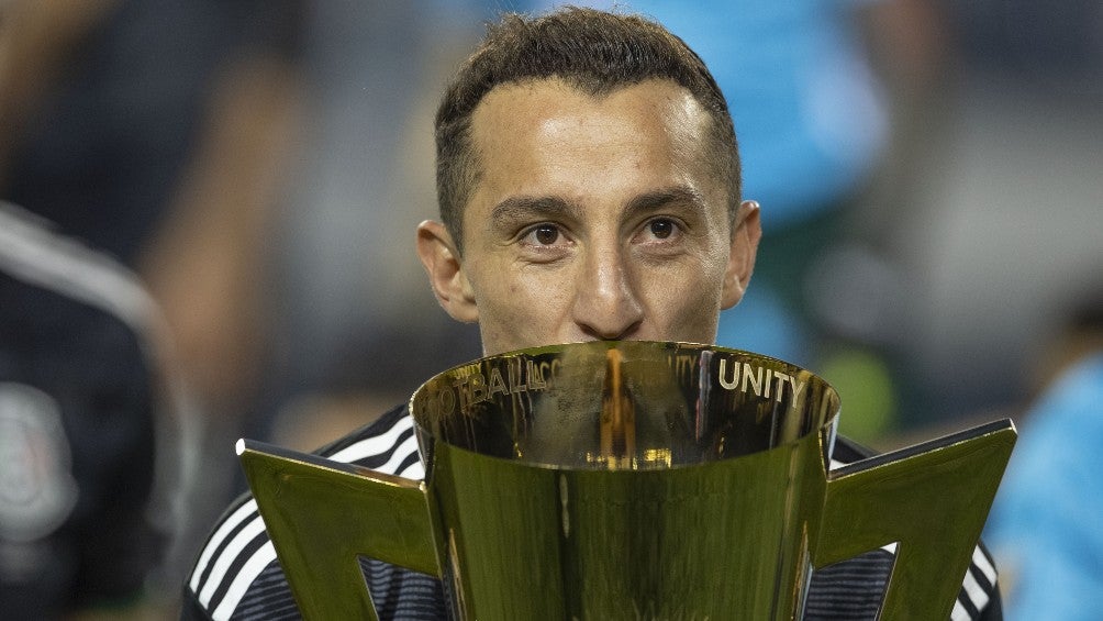 Andrés Guardado celebra la Copa Oro