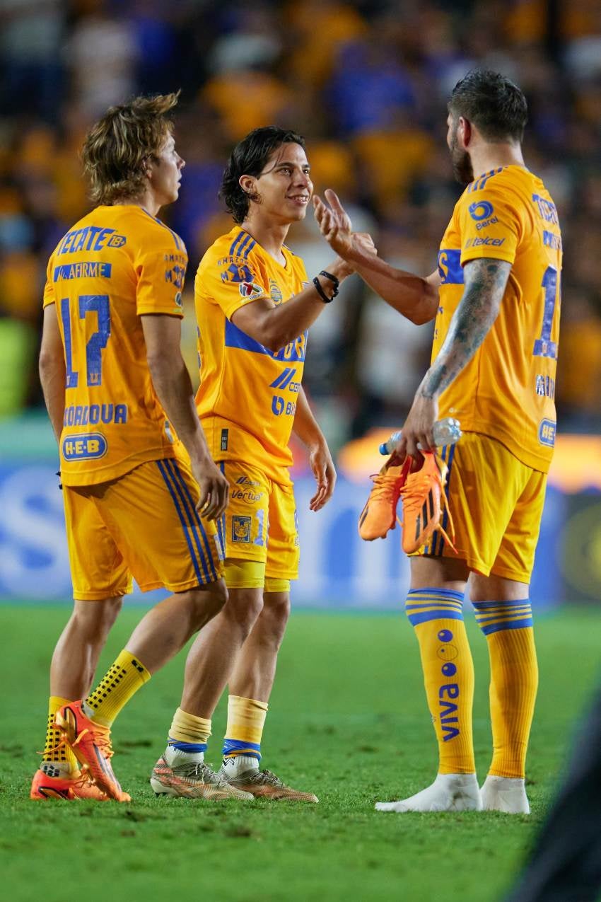 Diego Lainez celebrando un gol con Tigres