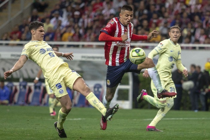 Reyes y Alvarado pelean la pelota