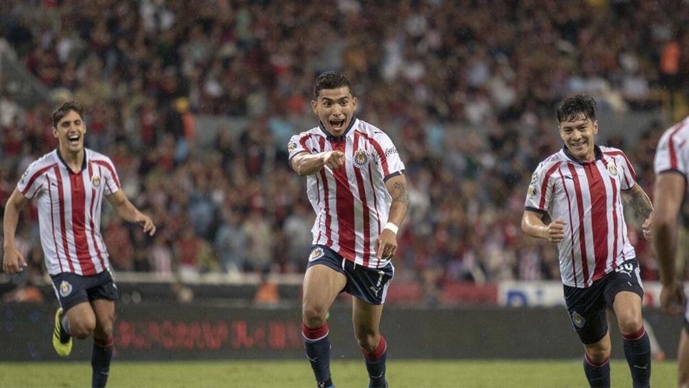 Orbelín celebra gol con Chivas