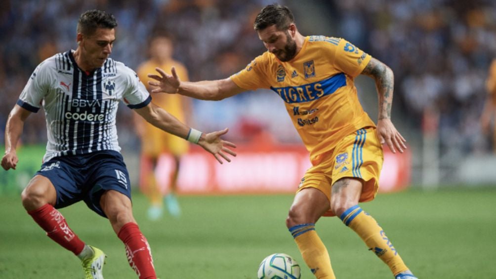 Gignac y Héctor Moreno en un Clásico Regio