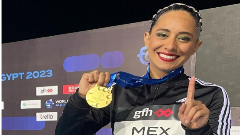 Jessica Sobrino posa con su medalla durante el Mundial de Natación Artística