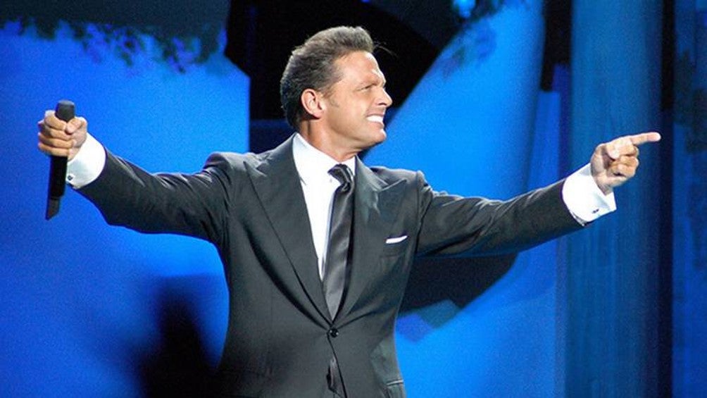 Luis Miguel durante un concierto 