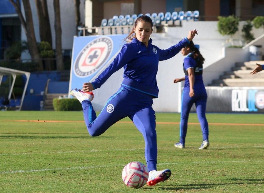 Nailea Vidrio en un entrenamiento de Cruz AzUl