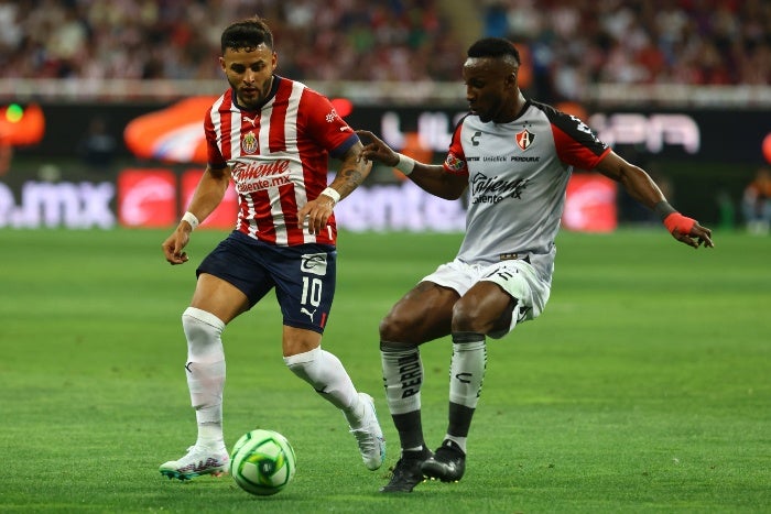 Vega y Quiñones durante el juego de Vuelta entre Chivas y Atlas