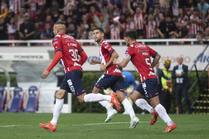 Sergio Flores festeja su gol con sus compañeros