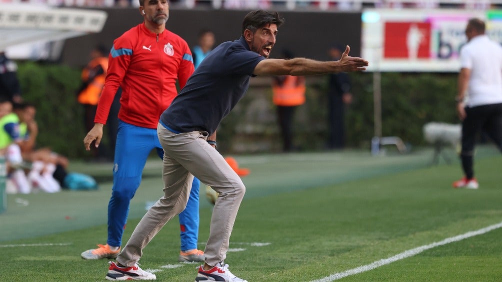 Paunovic suelta el grito para dar indicaciones 