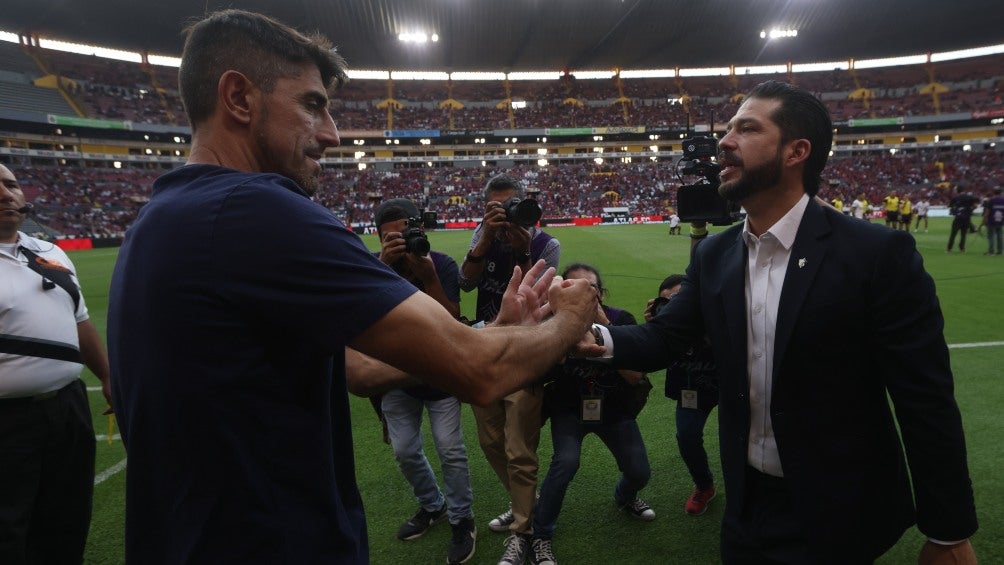 Paunovic y Benjamín Mora se saludan