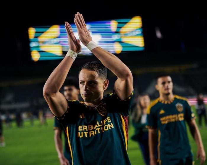 Chicharito aplaude tras finalizar un partido y ganar