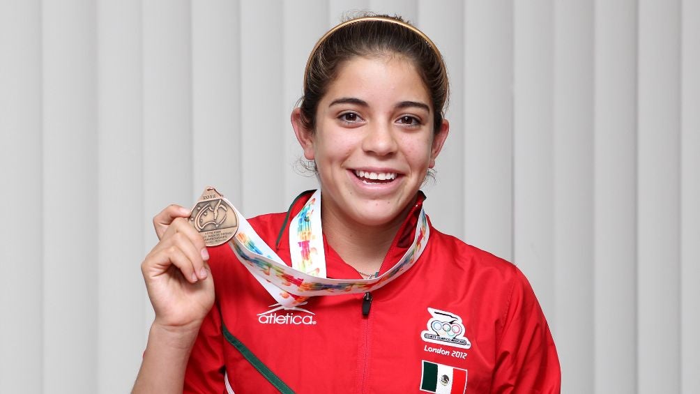 Alejandra Orozco con una de sus medallas Olímpicas