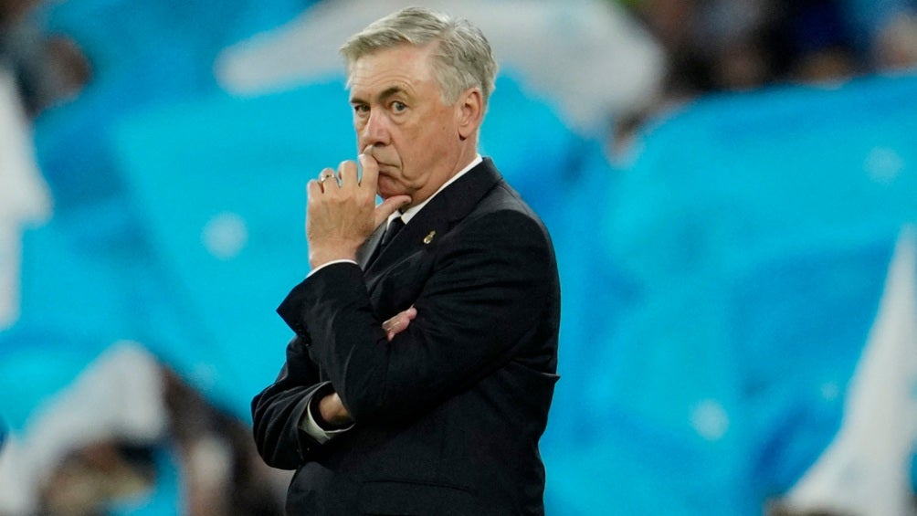 Carlo Ancelotti con la mirada seria 