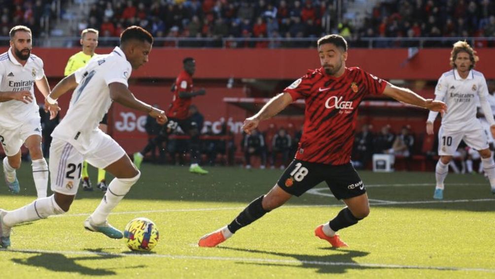 Costa frente a Rodrygo en el partido ante el Real Madrid