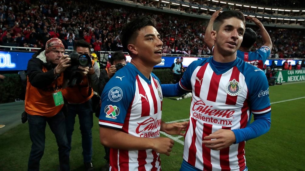 Fernando Beltrán e Isaac Brizuela festejan un gol