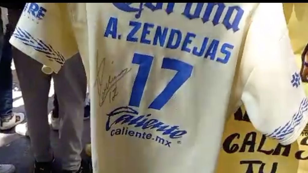 La playera que firmó Zendejas al niño