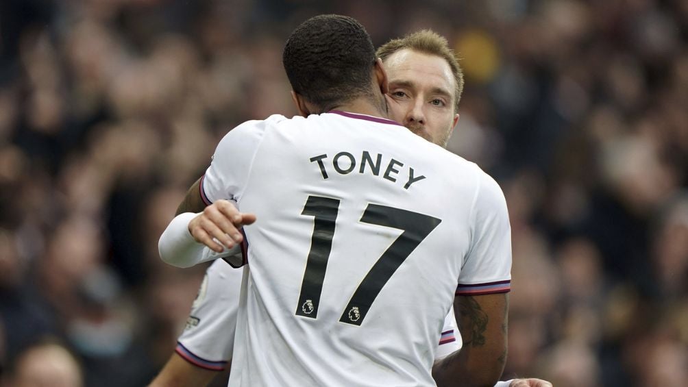 Toney celebrando un gol junto a Eriksen