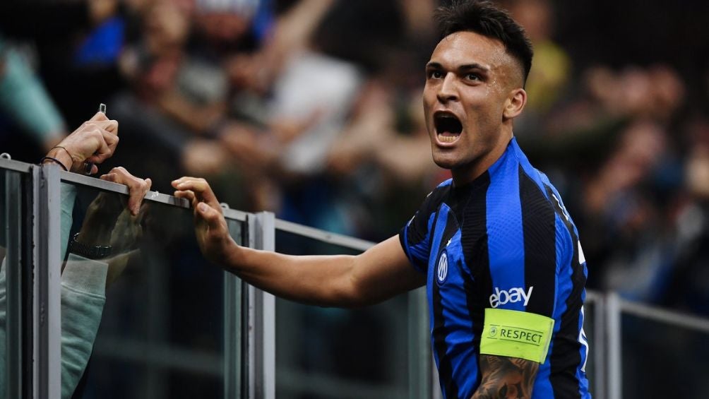 Lautaro Martínez celebra con la afición del Inter